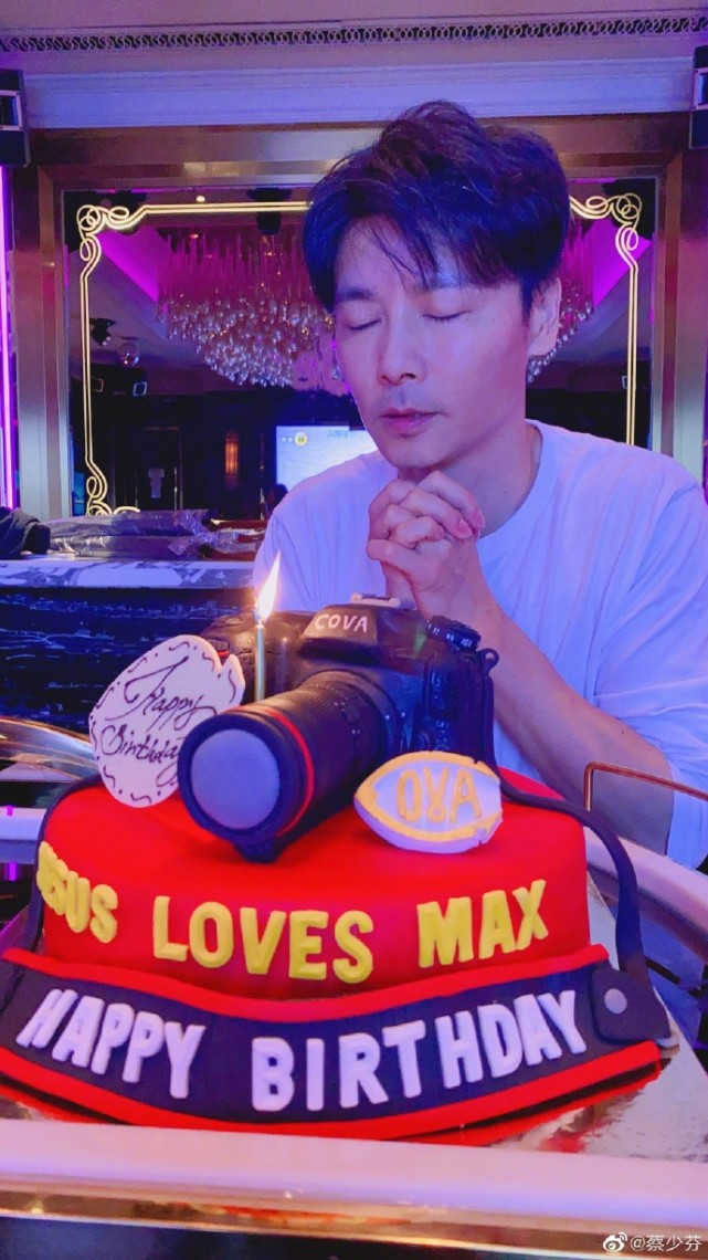 蔡少芬曬全家福高調為張晉慶生，卻因為用錯詞，意外成最大笑話