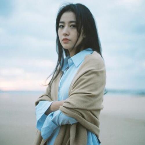 娱乐圈那些在三四线徘徊的宝藏女孩，风格独特又会穿搭，入股不亏