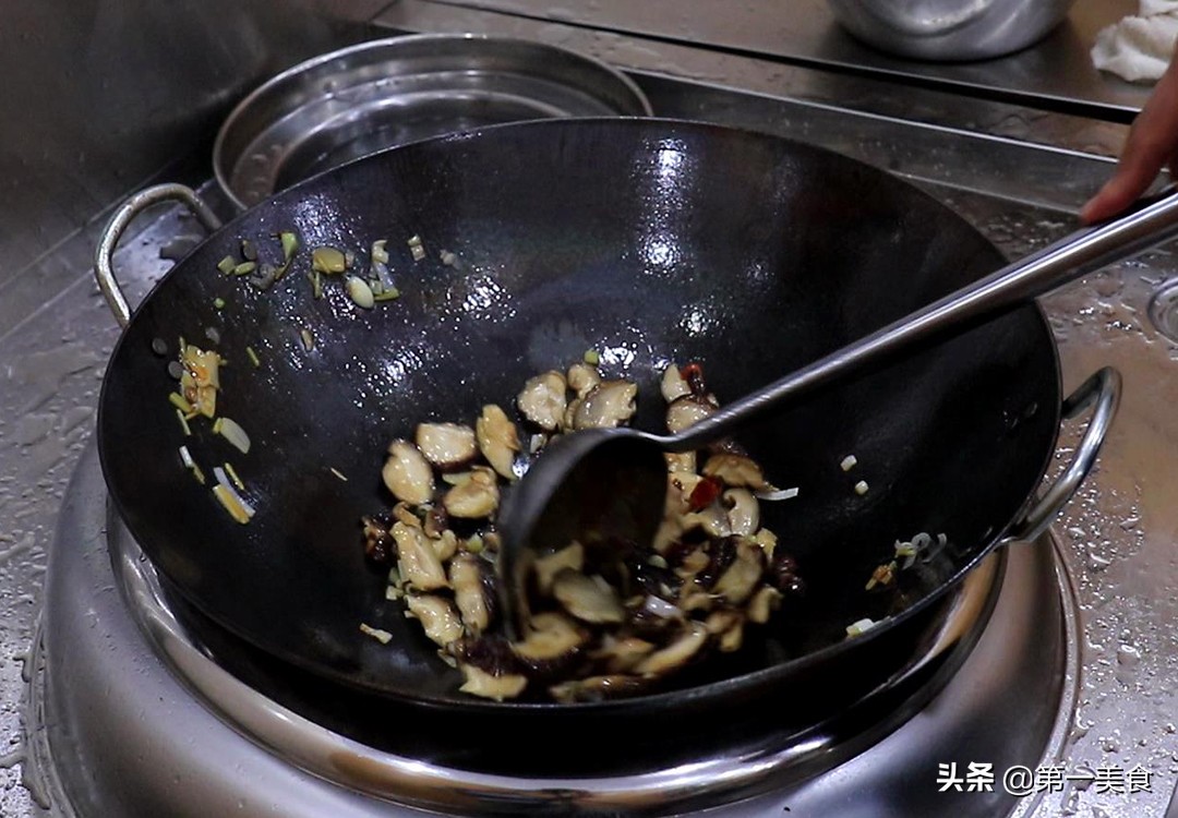 圖片[9]-飯店的香菇肉片為啥好吃 原來腌制是關(guān)鍵 廚師長教你正確做法-起舞食譜網(wǎng)