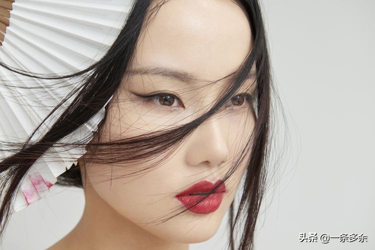 “骚味”十足！她出道16年，不红没天理？