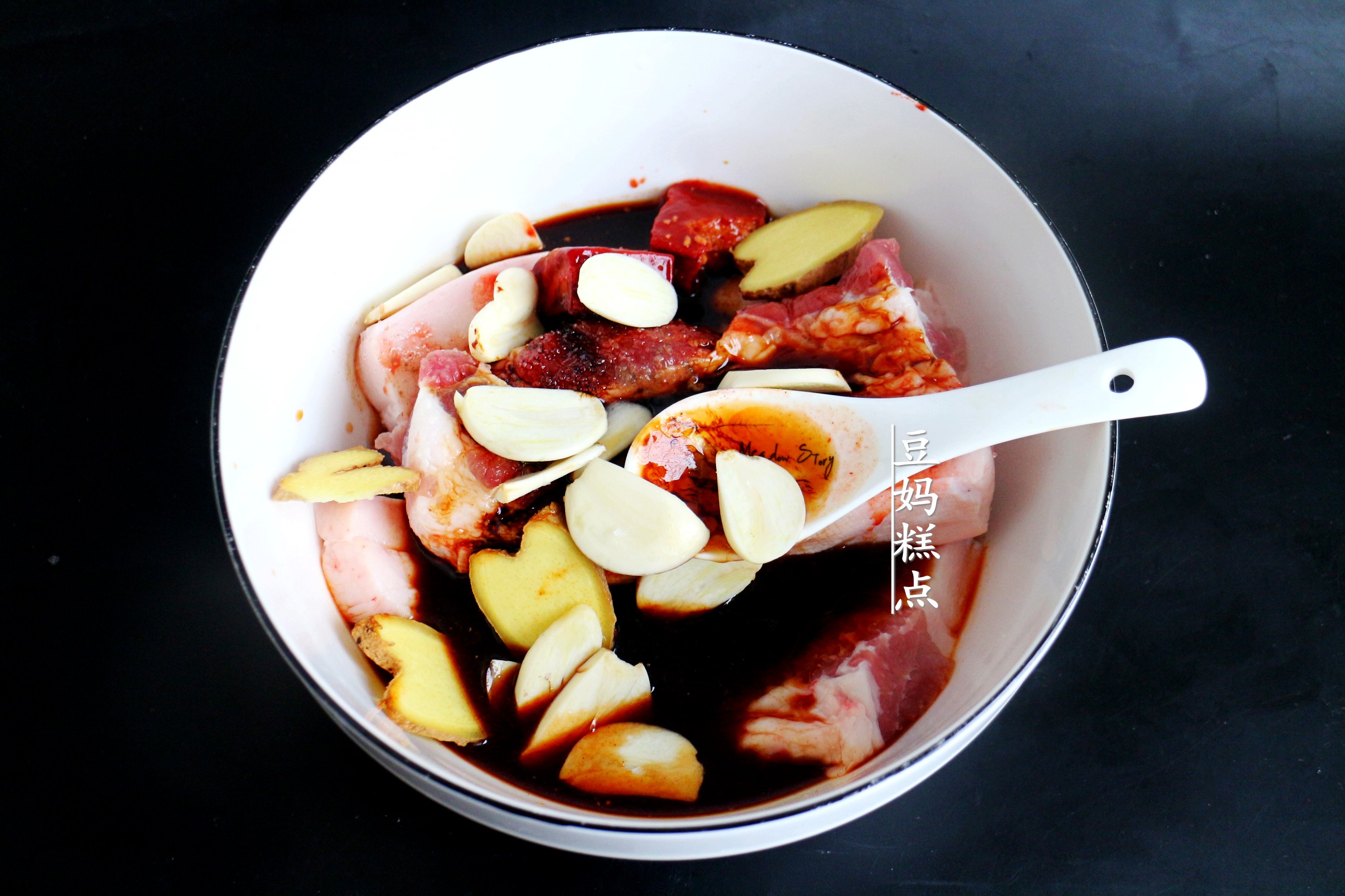 週末在家，用平底鍋給孩子做“叉燒肉”，神仙美味