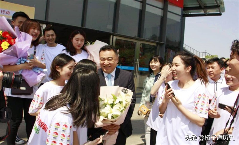 他是清華校長的兒子，擔(dān)任央視主持32年零失誤，如今現(xiàn)狀如何？