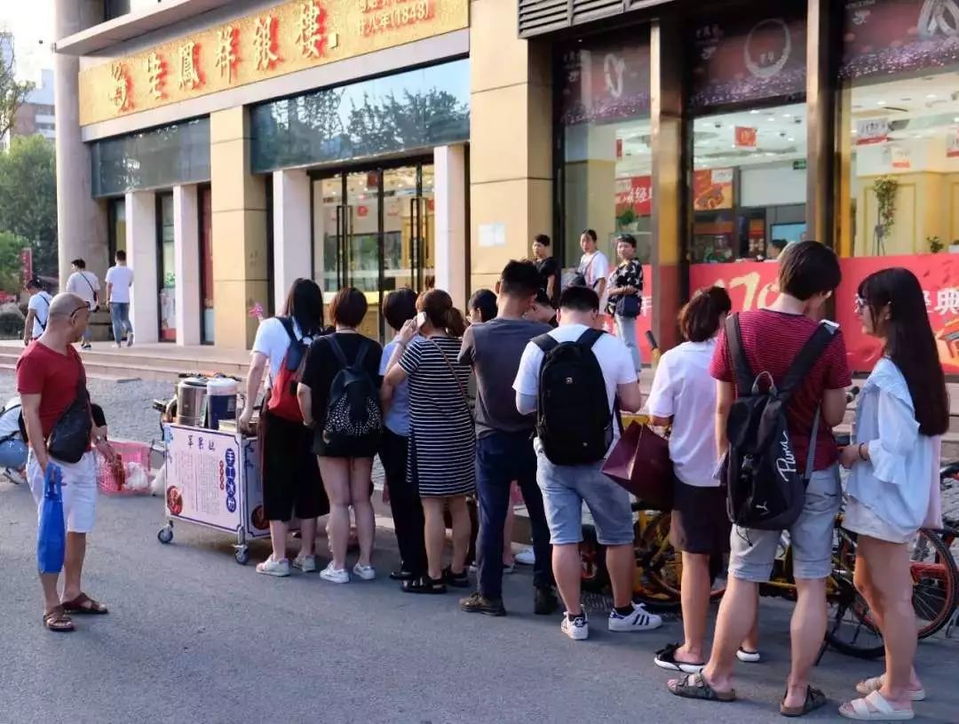 武汉排队超超超凶的10家店！看看你为哪几家罚过站？