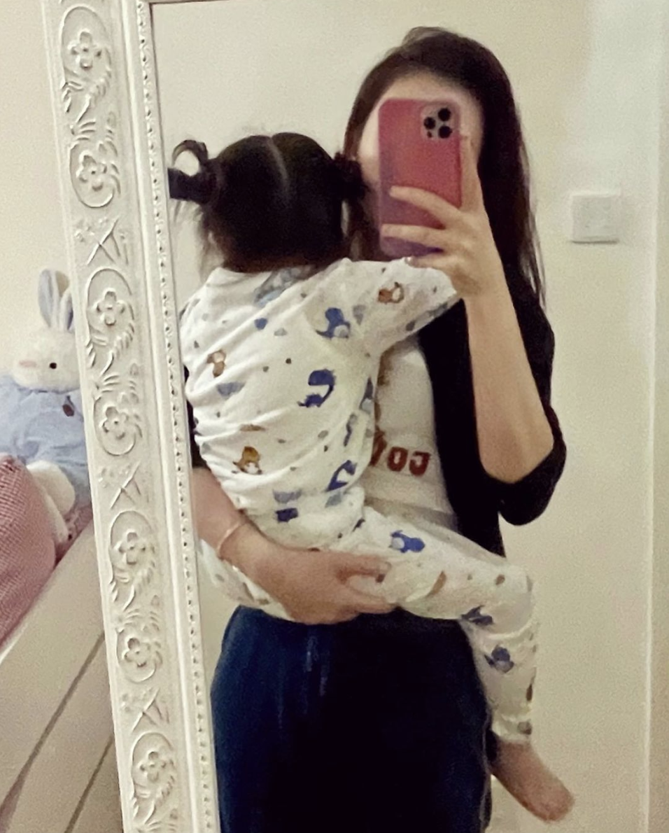 方媛深夜曬母女同框，單手抱娃媽媽力max，女兒睡前撒嬌超黏人