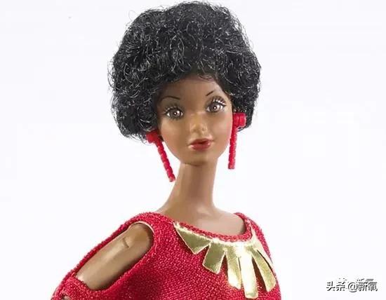 陪伴大家長大的芭比娃娃，也根據流行審美悄悄的換臉呢