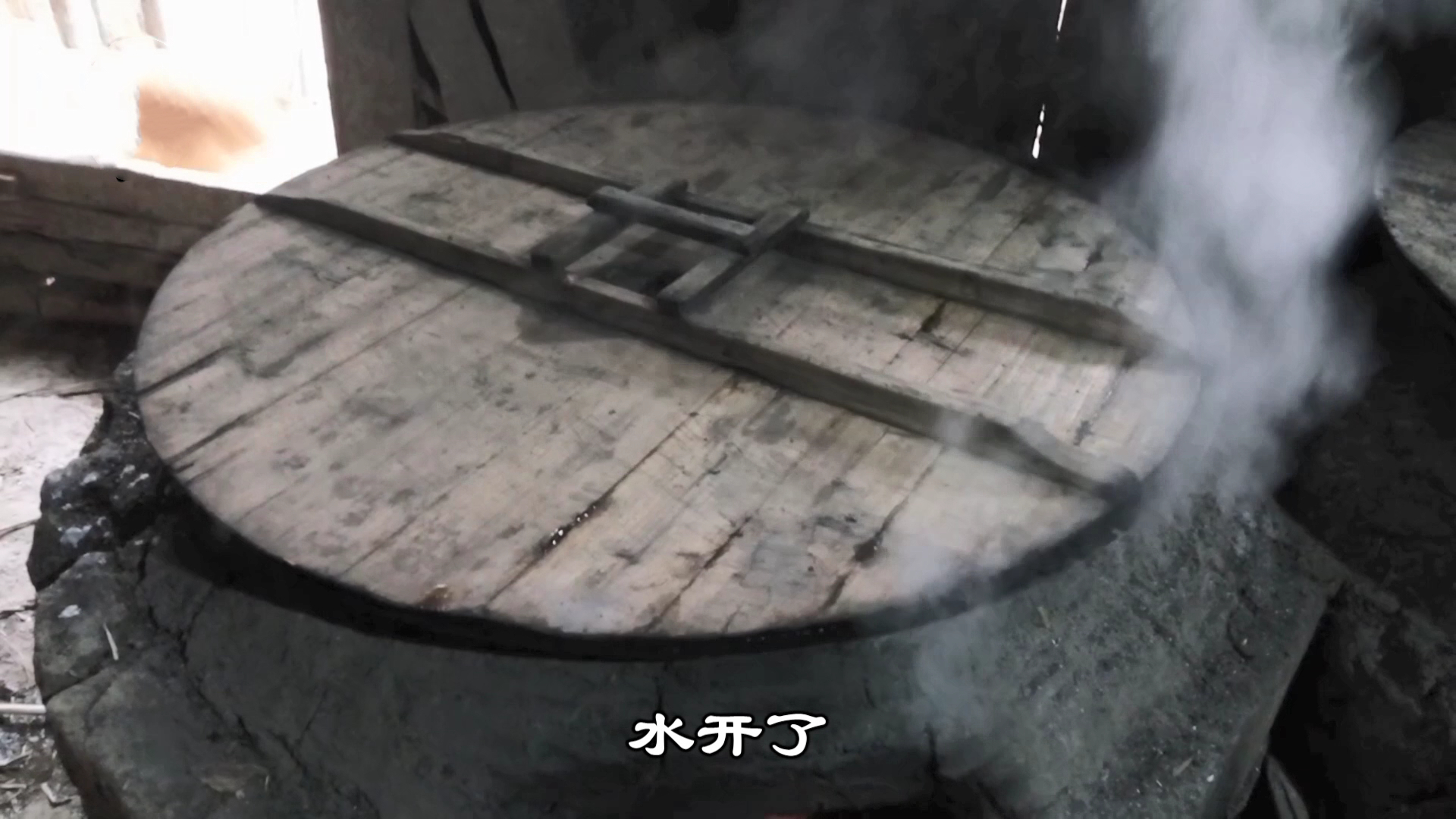 In the rural areas of Hunan, the whole process of grinding tofu with stone in the traditional