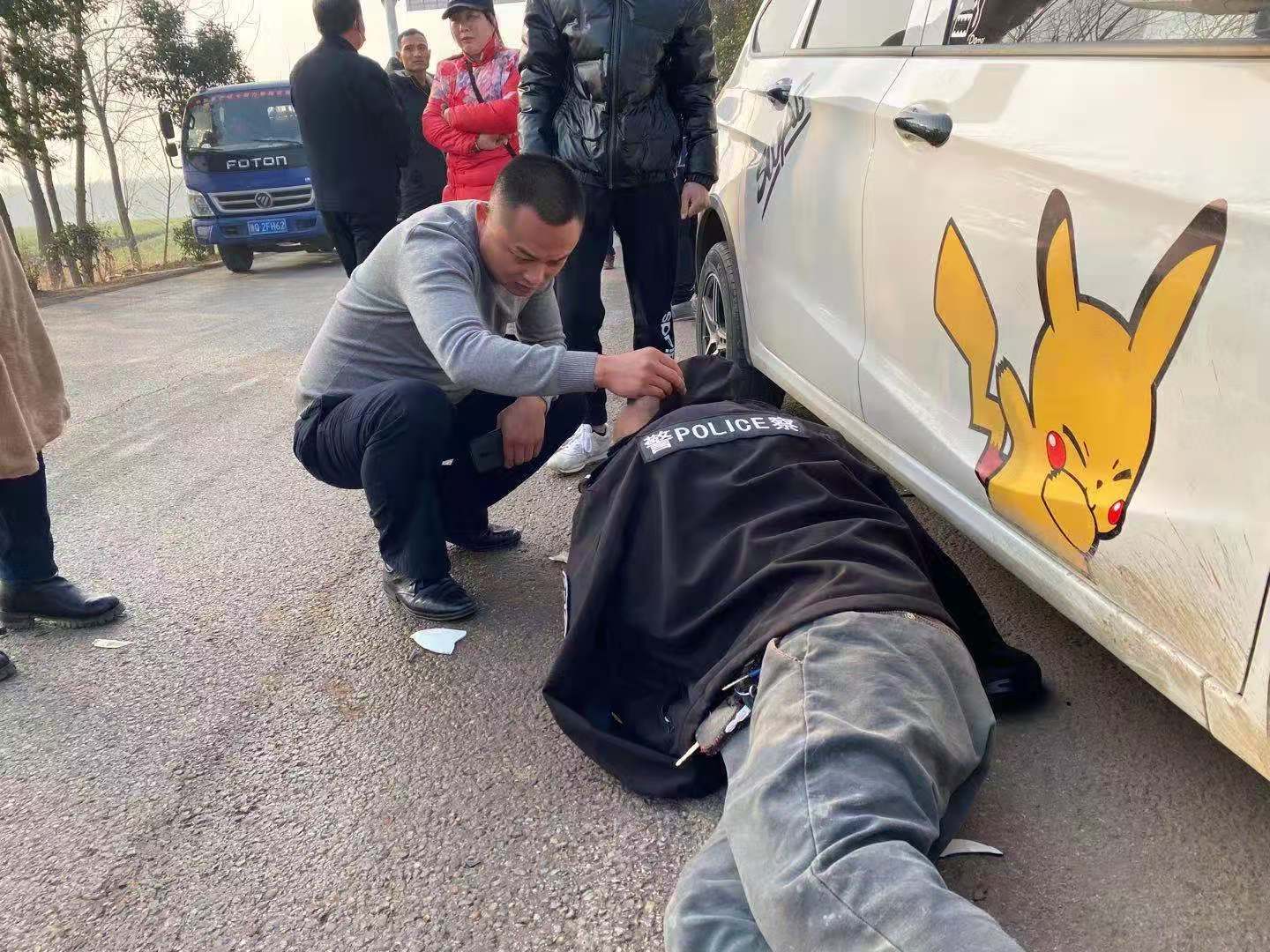 巡逻路遇伤者，郯城巡逻辅警脱衣举动暖人心