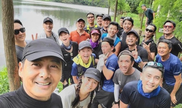 港媒曝周潤發在廖啟智出殯當天帶二人合照爬山，悼念至黃昏才回家