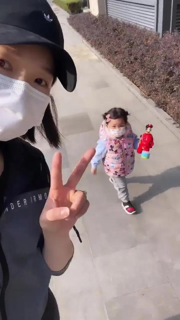 李亞男曬倆女兒同框照，姐姐摸妹妹腦袋溫柔寵溺，畫面溫馨有愛