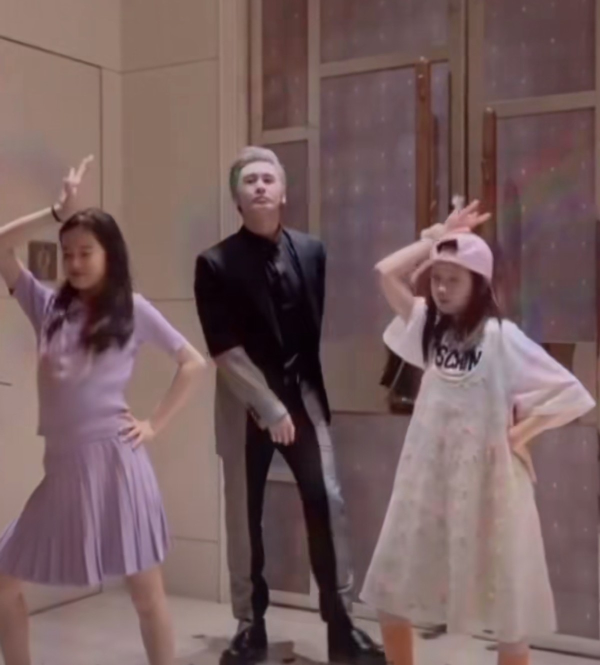 鐘麗緹二女兒穿露臍裝熱舞，動作利落女團範十足，五官立體顯高級