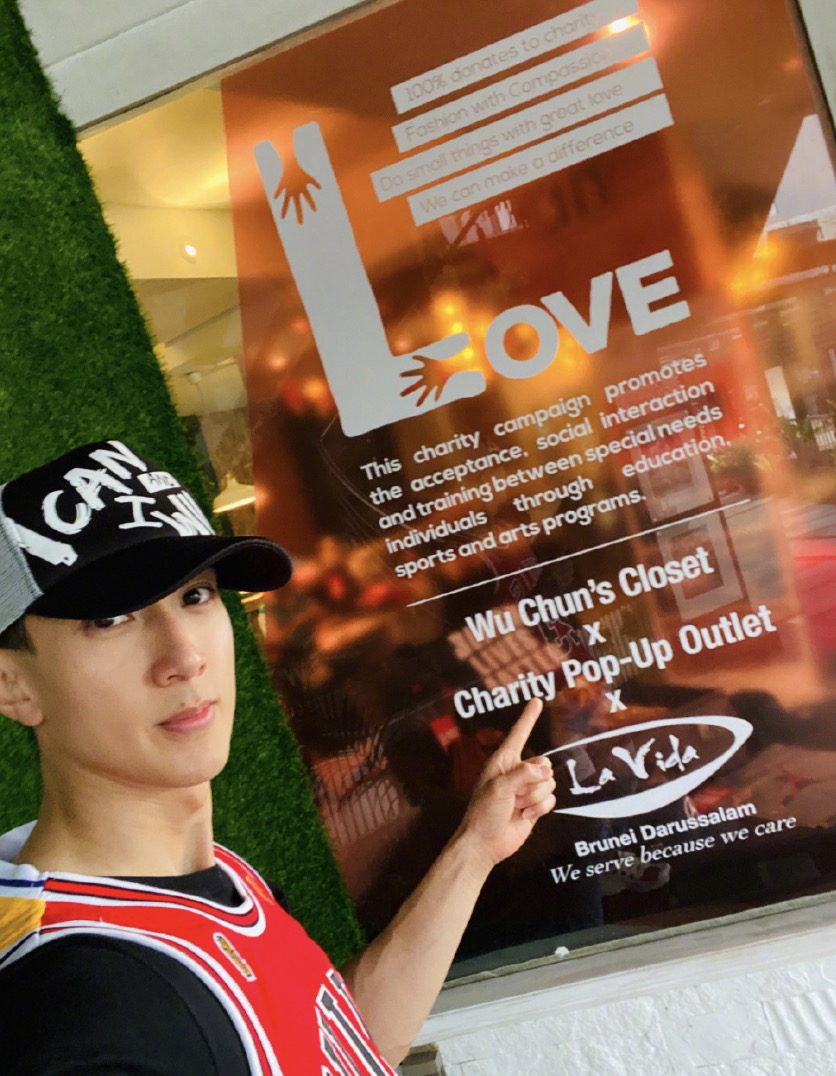 吴尊晒照纪念妈妈离世18周年，带儿女卖衣服做慈善，满满正能量