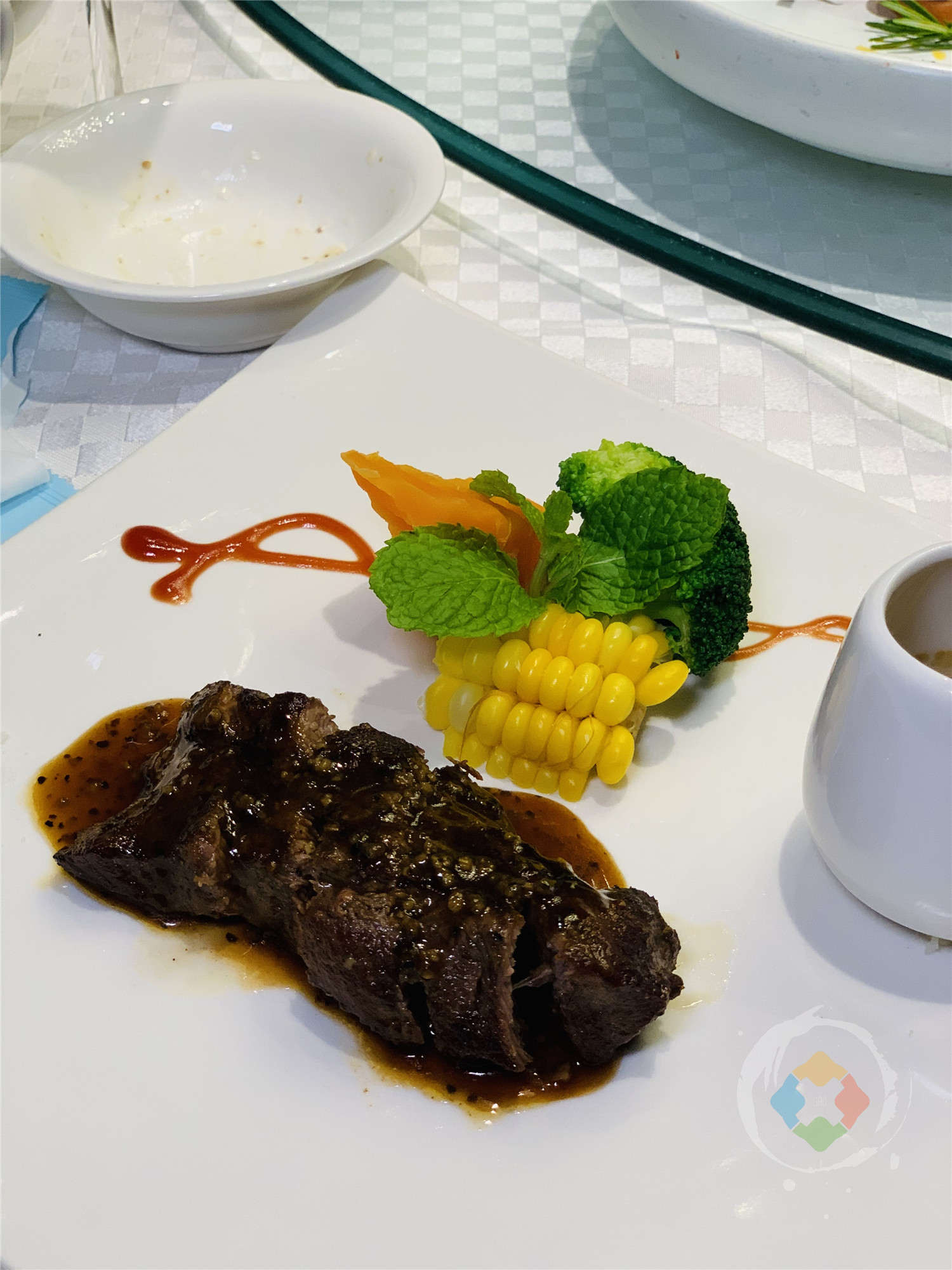 重庆江边最浪漫的餐厅，仿佛置身海底世界，超大型鲨鱼近在眼前