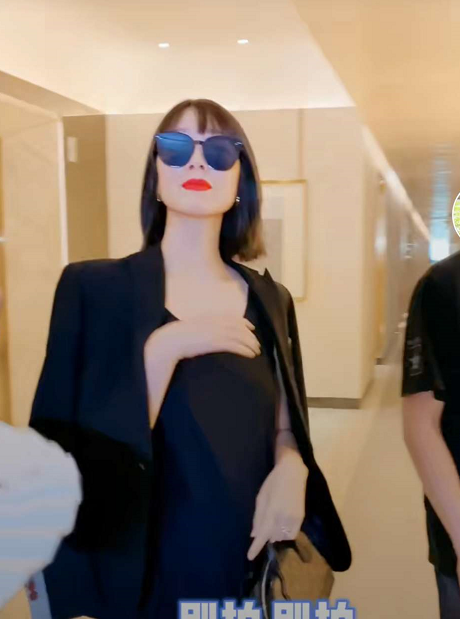 李亚男挺孕肚热舞，全程扭腰摆臀甩头动作超大，网友：小心宝宝