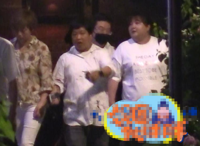 39岁贾玲深夜聚餐被拍！穿着宽松难掩小肚腩，走路左摇右晃太费力