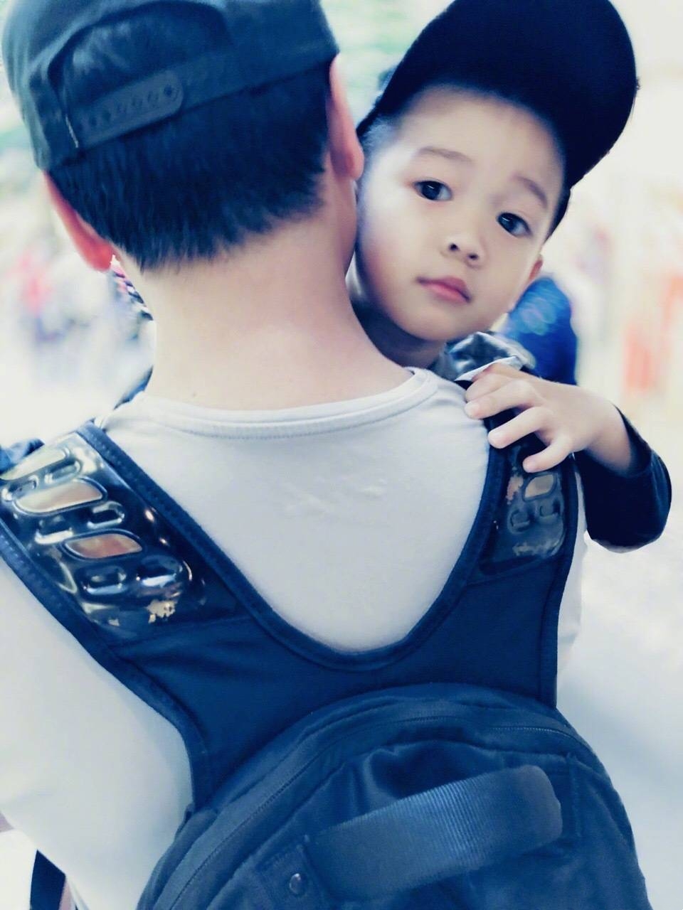 侯佩岑罕見曬全家福，與老公扮恐龍逗兒子開心，互動畫面太溫馨