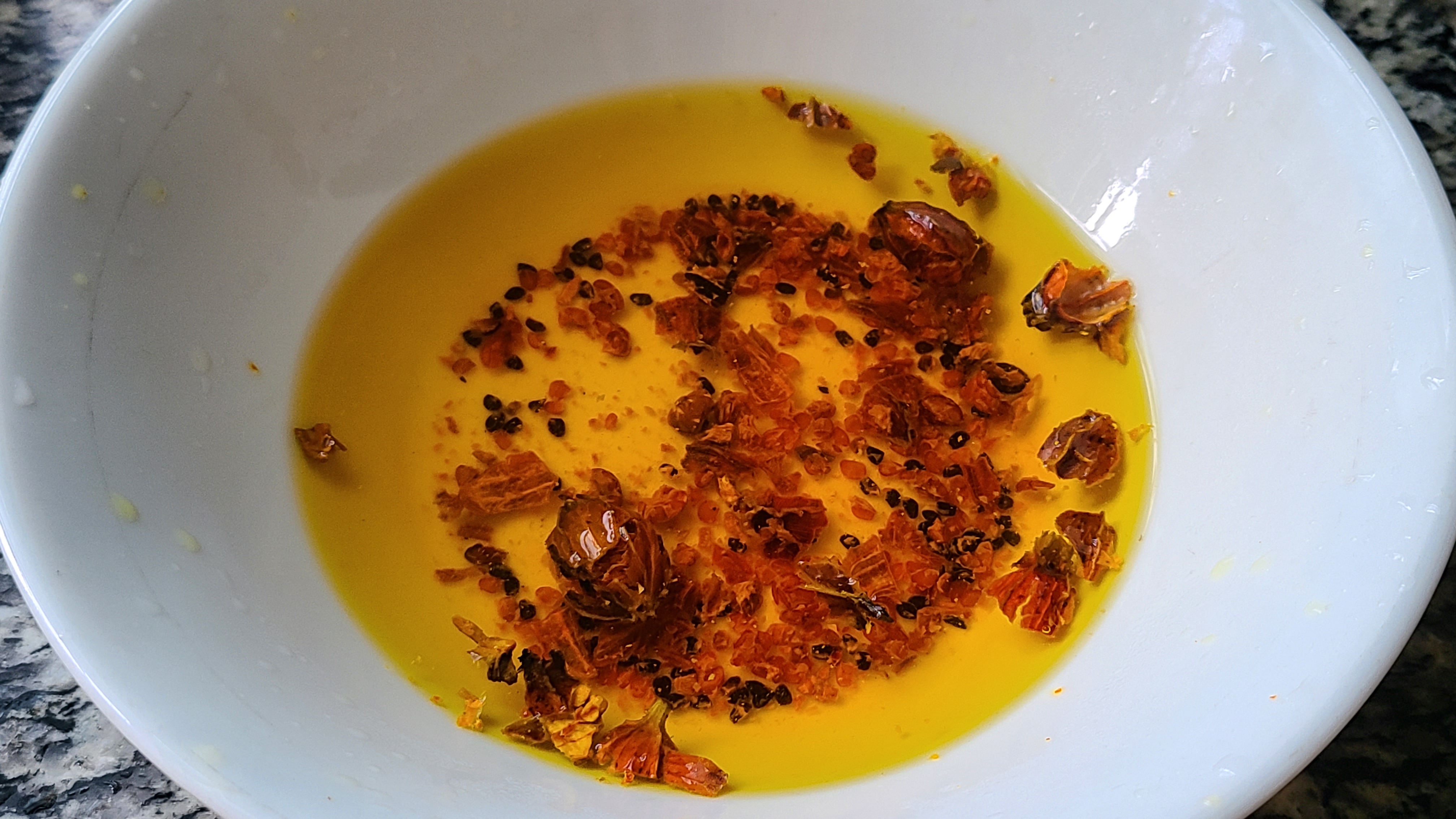 廣東電飯煲焗雞的做法，鮮香嫩滑又好吃，打開鍋蓋肚子都看餓了