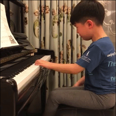 曾經因為練彈鋼琴被難為得哭現在的安吉都能在舞台上表演了