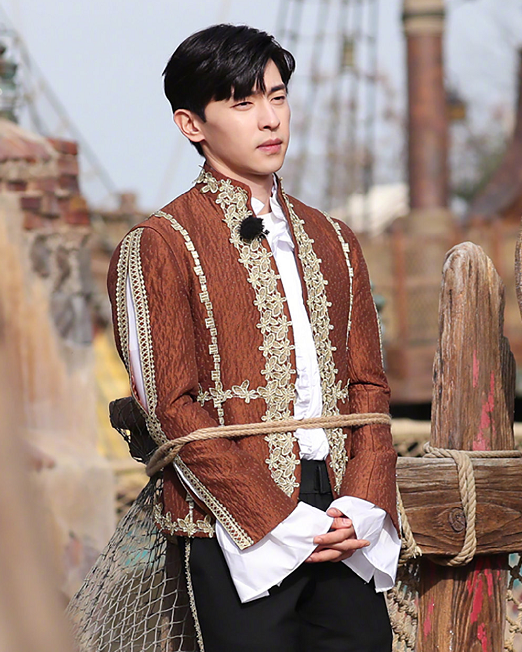 邓伦穿王子装做俯卧撑，却被脚上的鞋抢了镜，多数男生不会这么穿