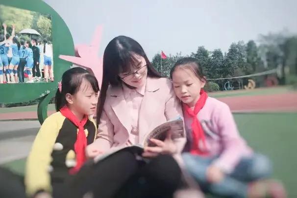老师，您笑起来真好看——记双流区金桥小学“三八”妇女节活动