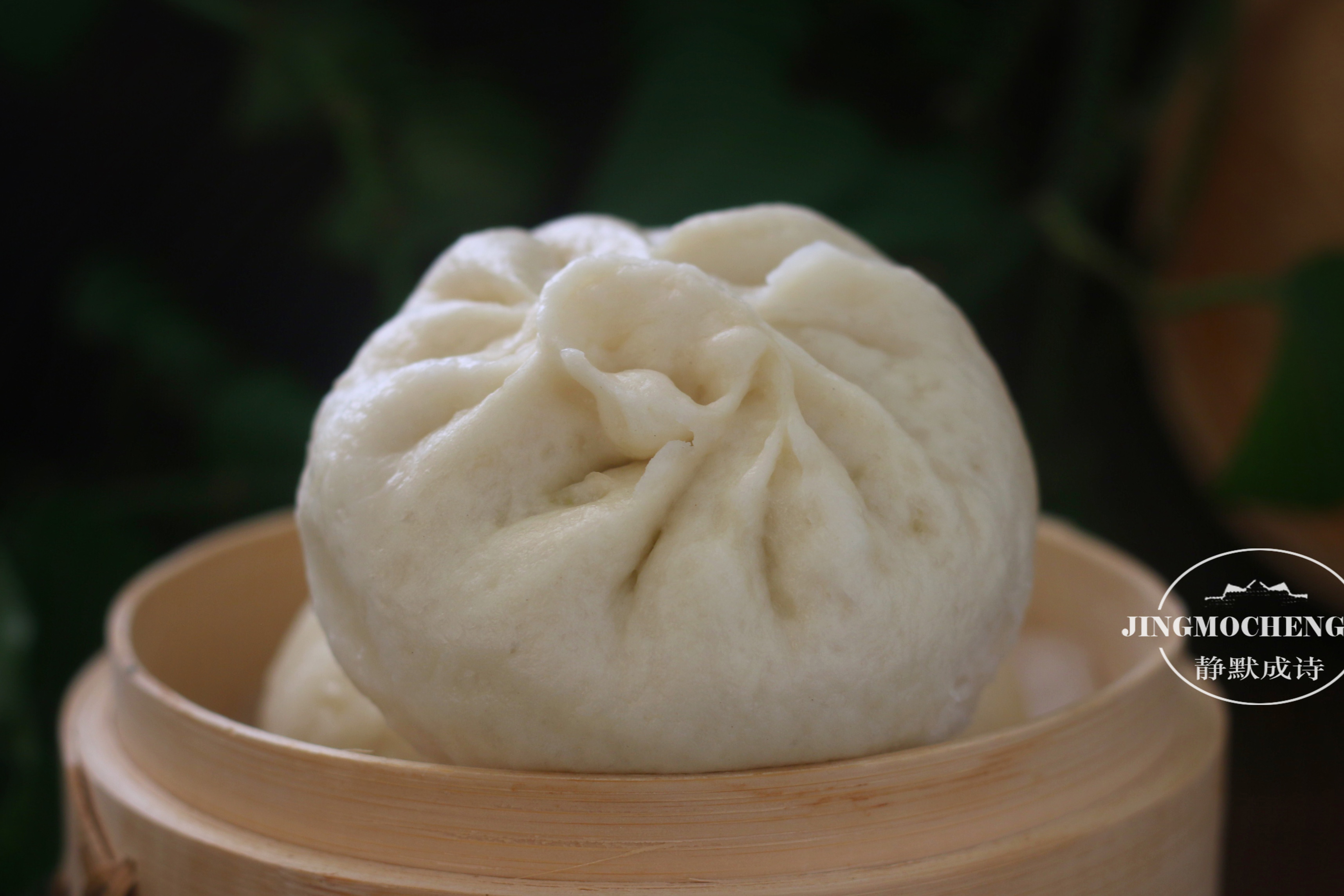 用南瓜和豆腐做素馅儿包，无需过多调料，蒸出来比肉包子都香