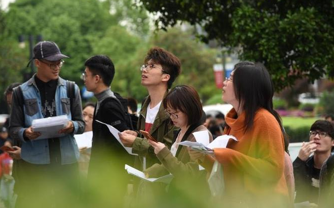 军队文职招录受冷落，月薪近万无人问津，不是不想考而是不敢考