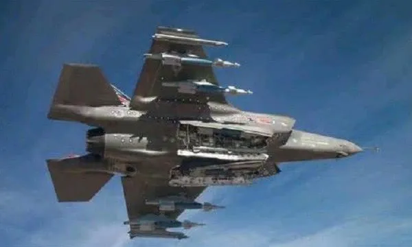 又见喜人一幕！歼20战斗机挂载副油箱试飞，可开