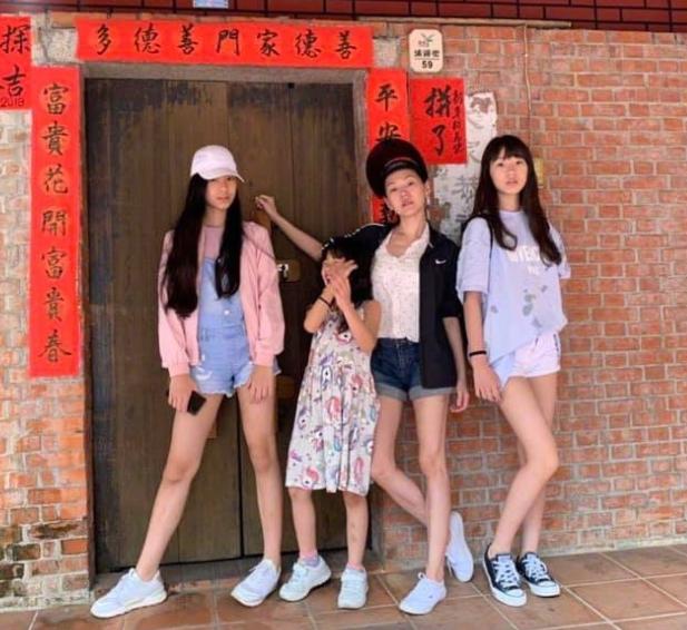 小S与大女儿合体出席活动，许曦文比妈妈高半个头，搞笑抢C位