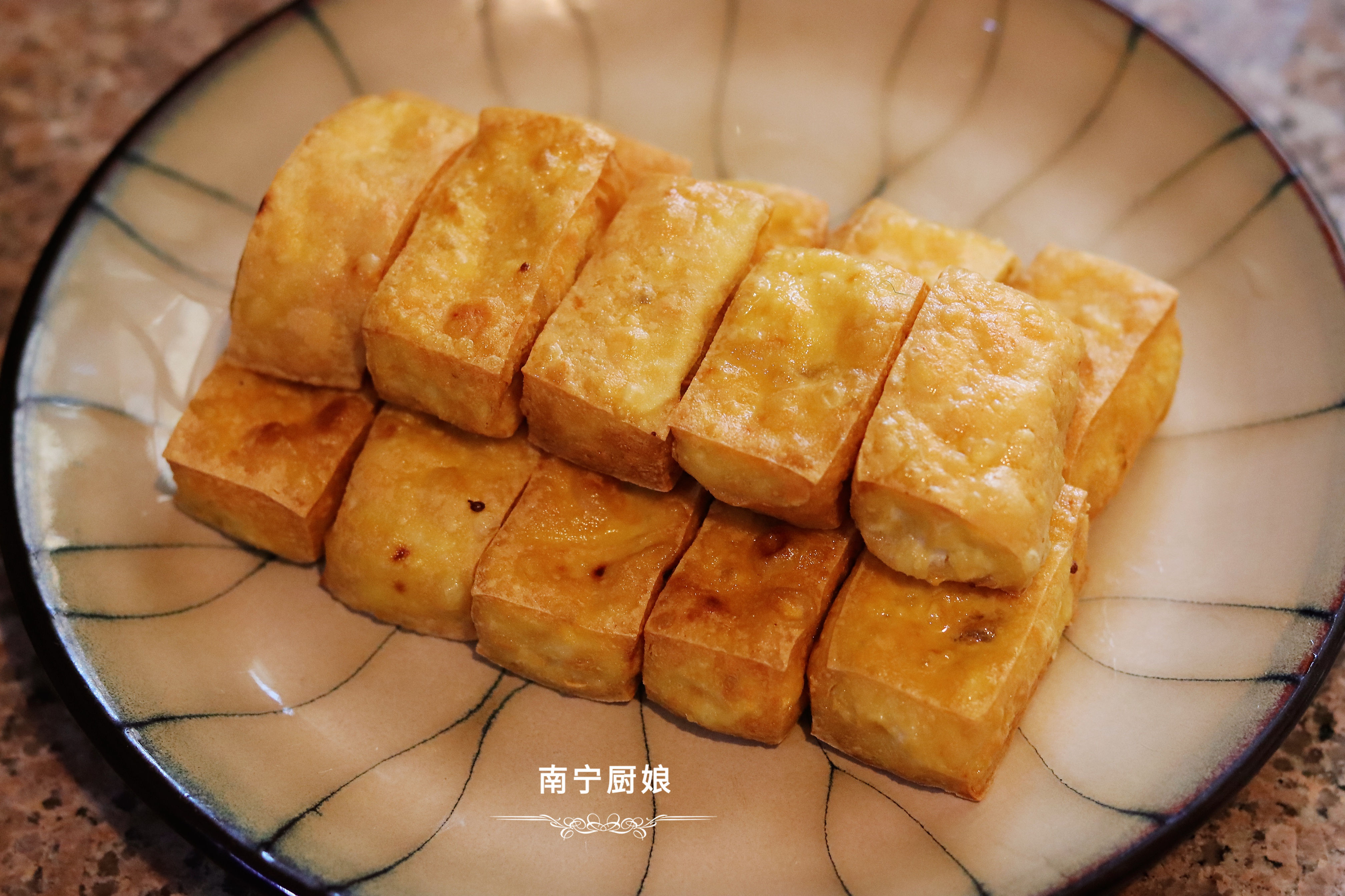 豆腐炸一炸，再和大蔥拌一拌，沒想到這麼好吃，上桌驚艷了全家人