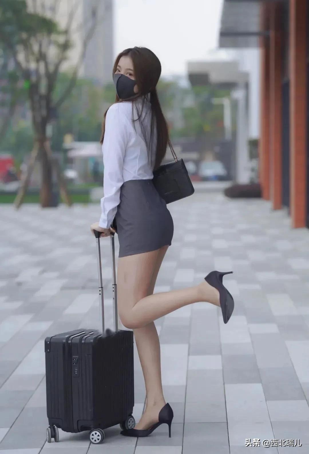 時尚白領的造型，白襯衫穿的這么清爽，干凈又好看