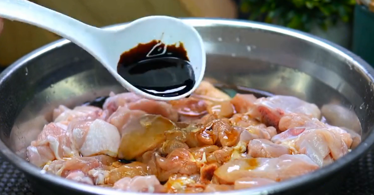 蔥油燜雞懶人做法：不放一滴水，出鍋嫩滑爽口，蔥香味十足