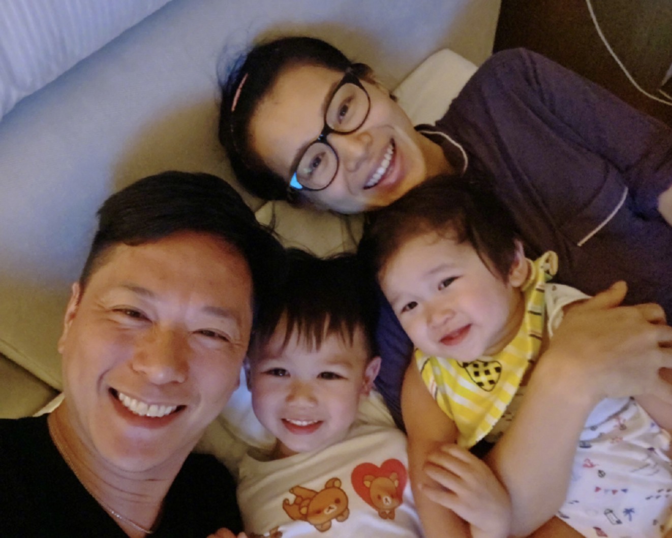 胡杏兒老公曬與兒子碼頭玩耍照，奕霆徒手“摘”夕陽，創意又溫情