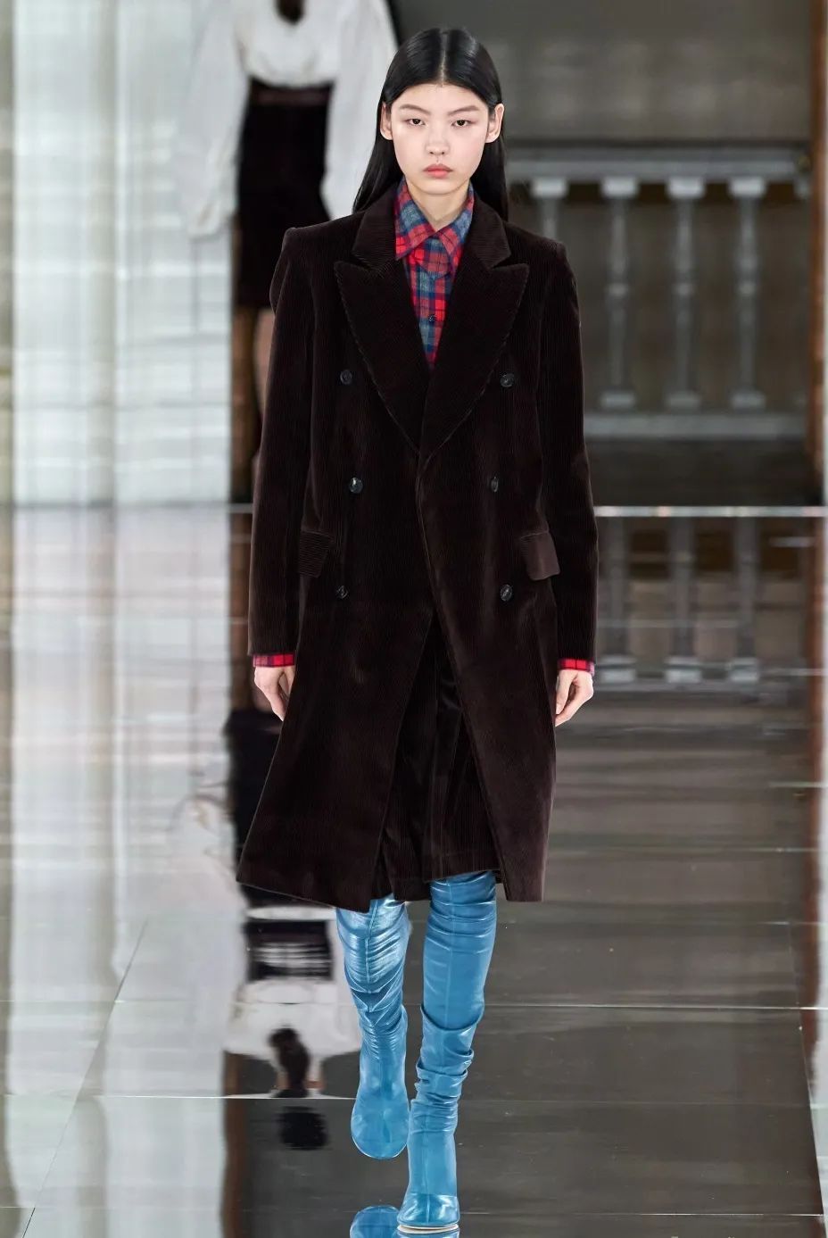 別低估了燈芯絨火的程度，明星超模都搶先上身了