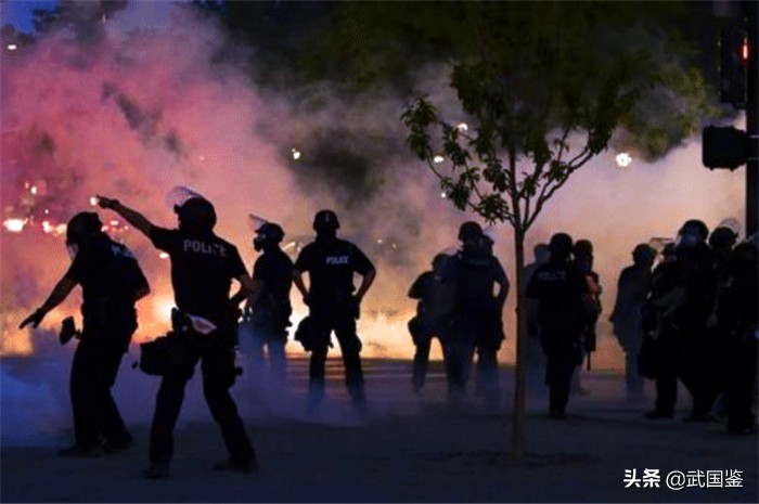 打脸！州长刚怀疑有外国势力操控游行，纽约市