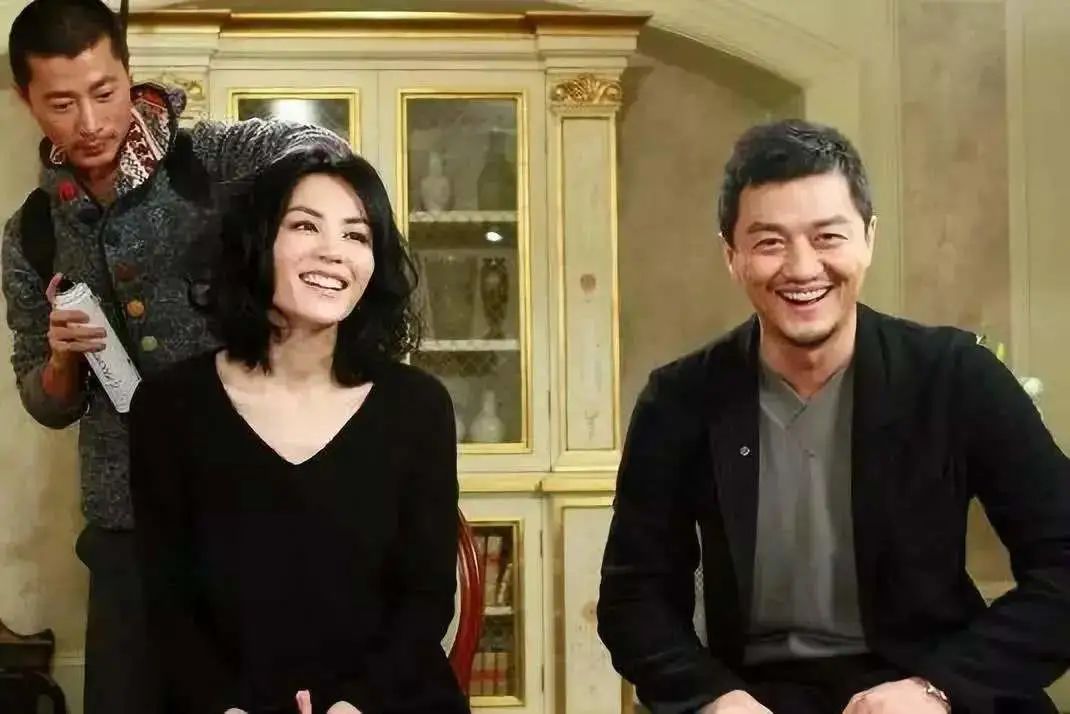 王菲周迅隔空义演：谁说爱过同一个男人，就不