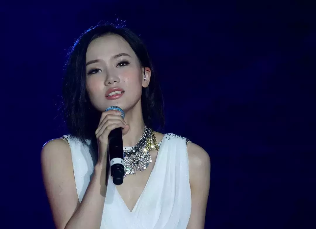 “歌红人不红”的黄龄:她是最有个性的“浴室歌手”