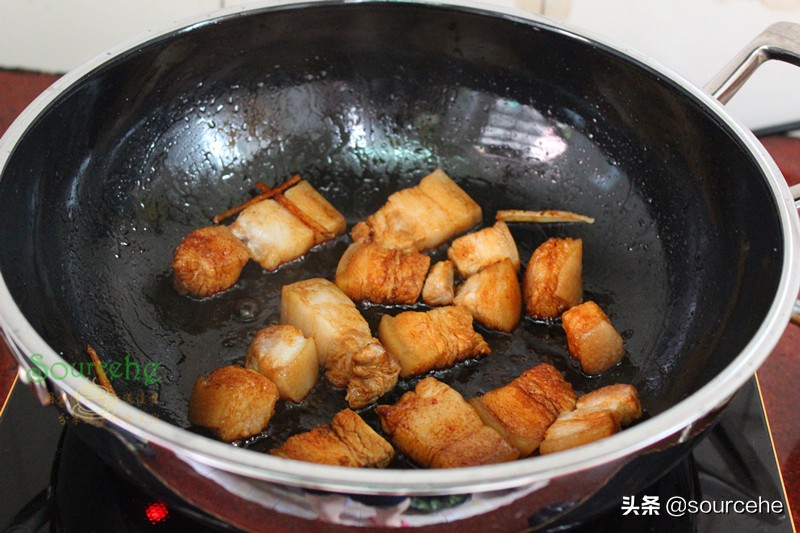 秋冬季，五花肉別紅燒，加山藥倒入砂鍋燉一燉，熱乎乎很暖胃
