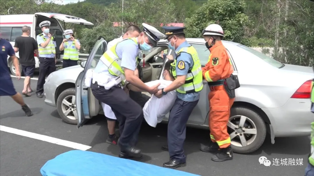 龙岩高速交警联合连城多部门开展交通安全演练