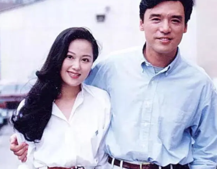 以真心换真心，钟镇涛现任妻子对继子女视如己出，一家人温馨和睦