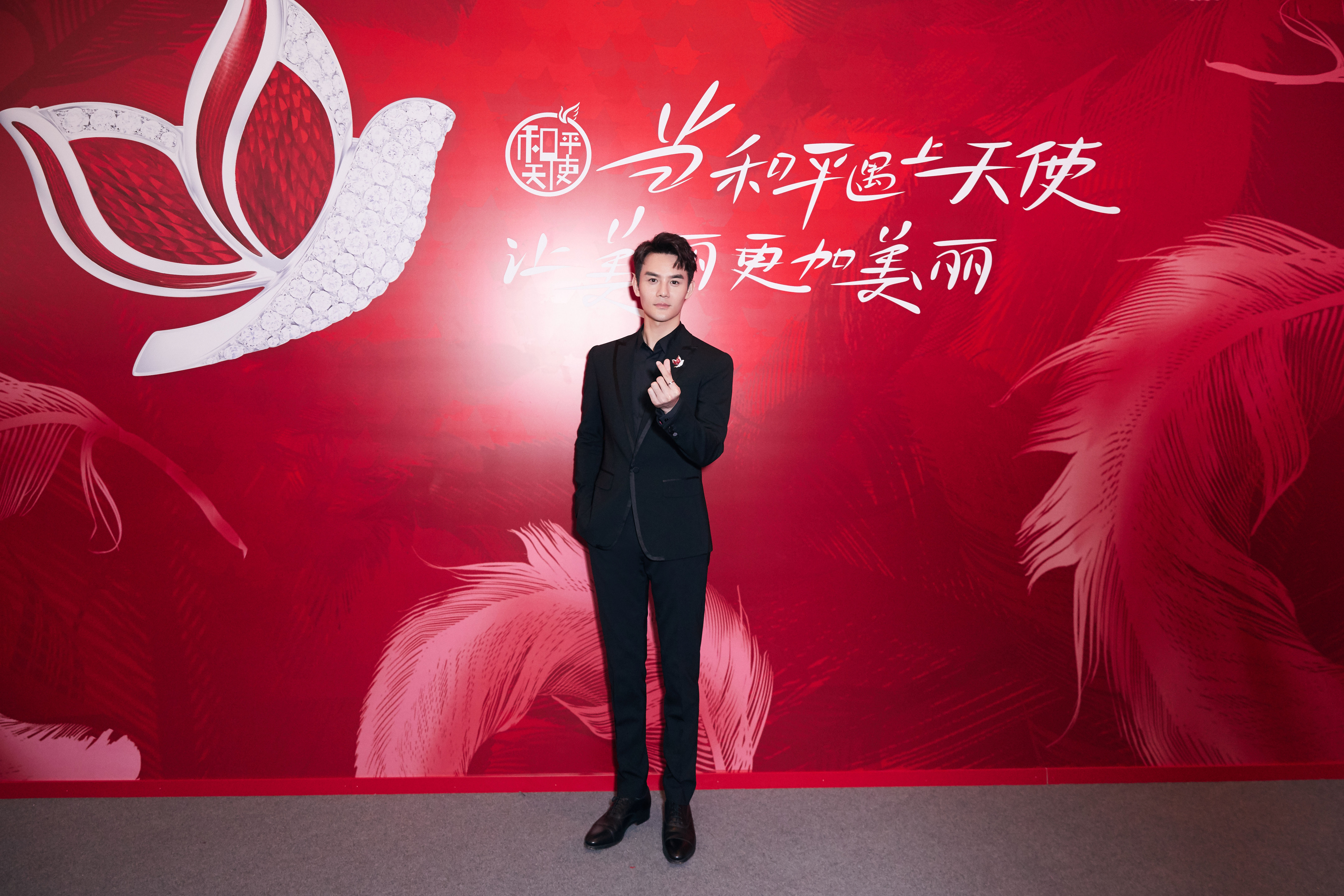 王凯亲临演绎周大福和平天使新品魅力，珠宝迷不容错过