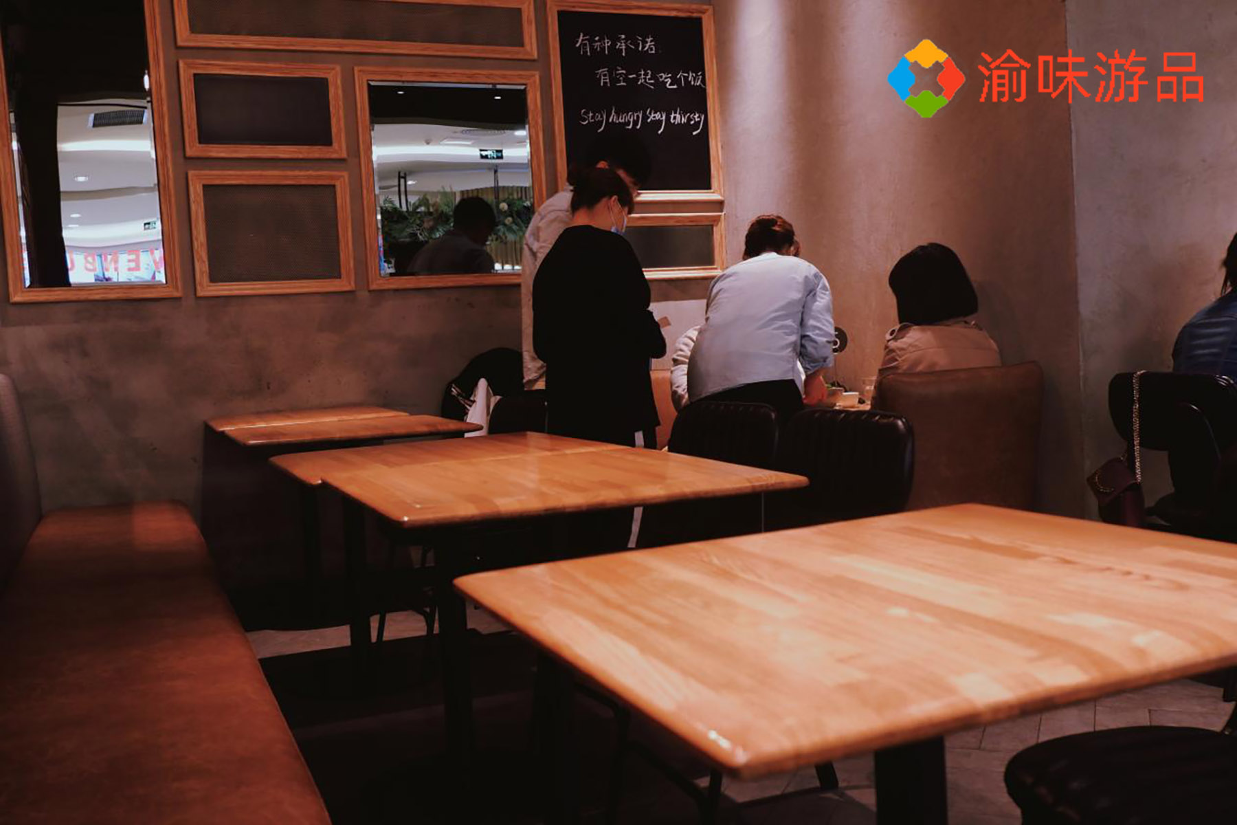 轻食在重庆也能吃得转？解放碑这家轻食中午排队，蘸料还放小米辣