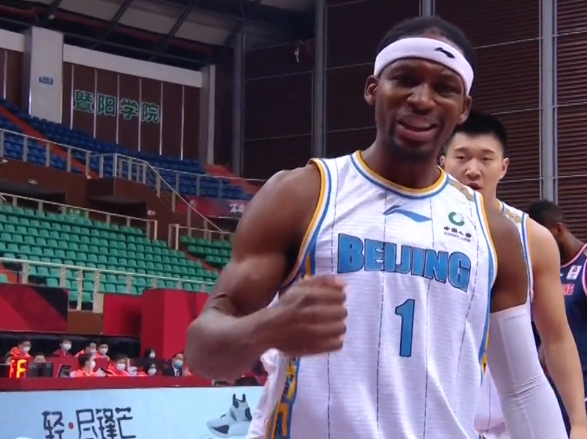 Du Feng is hurt repeatedly 2 will! Genu of Liu dawn Yu Fei carries Du Runwang crotch on the head, the judgment blows Guangdong to foul, he still is laughing