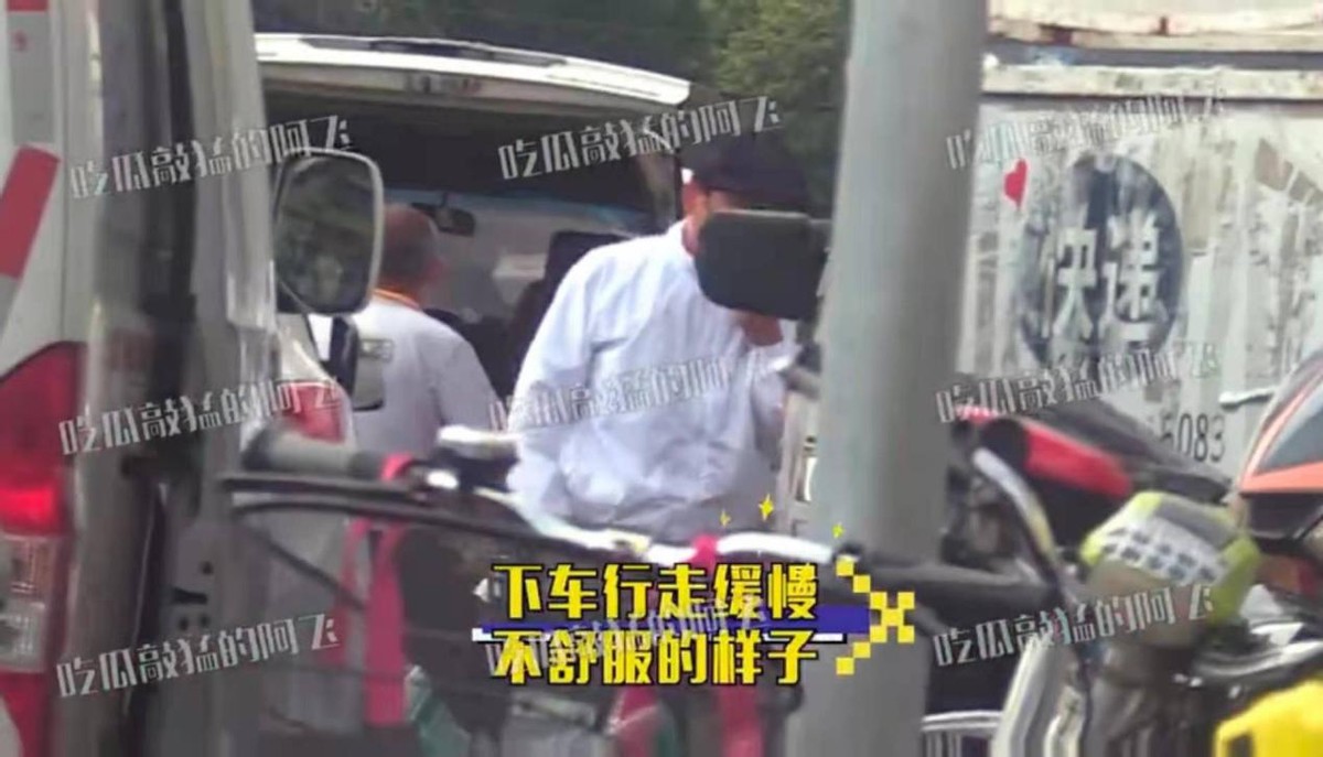 王宝强现身小诊所看病，走路摇摆上车需人搀扶，女友冯清难掩担忧
