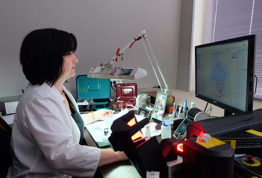 实拍俄罗斯最大钻石矿场，直击见证钻石诞生全过程，贵是有道理的