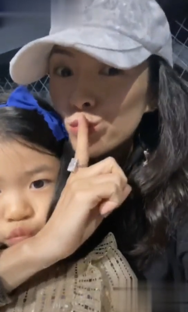 章子怡抱女儿探班汪峰，见证对方高光时刻，毫不掩饰对丈夫的崇拜