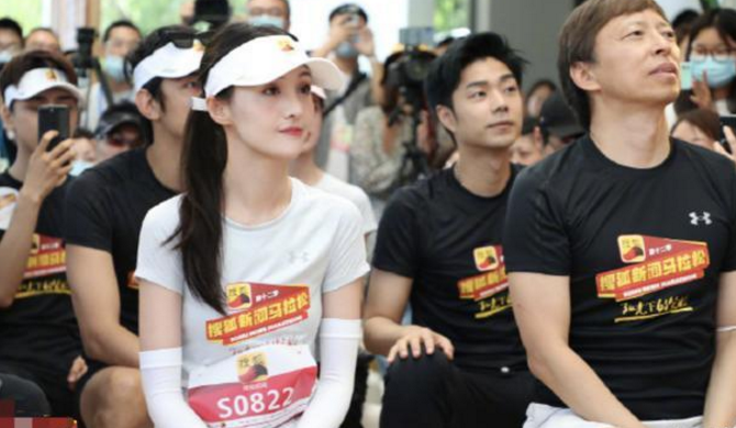 郑爽马拉松活动生图被说变阿姨，网友：像一个