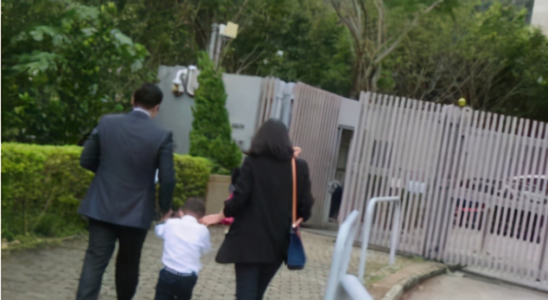 有種“豪門修養”叫郭晶晶，家長會上打扮精緻，網友：真正的貴族