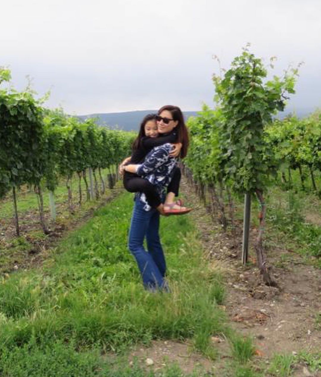 任达华女儿任晴佳晒童年与妈妈合照，被赞基因强大，从小美到大