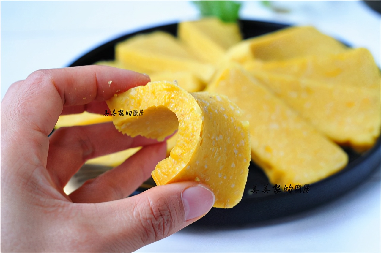 南瓜加一把小米，上鍋一蒸，清爽柔軟，香甜爽口，當早餐最開胃