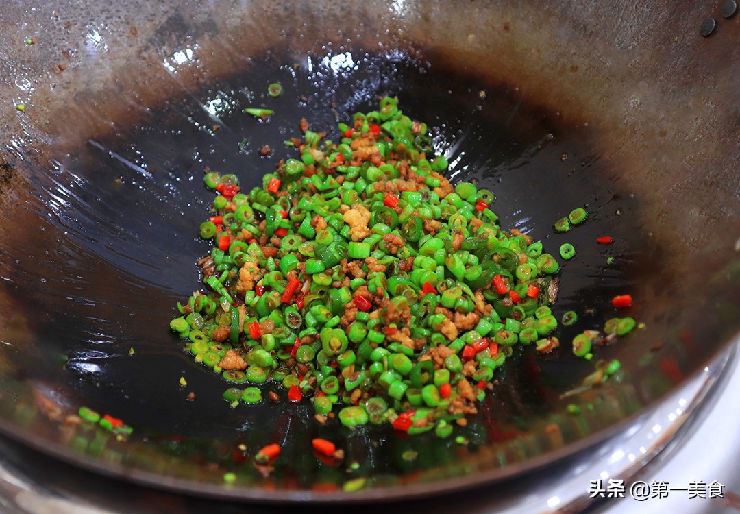 图片[8]-【龙豆炒肉】做法步骤图 五花肉鲜香不腻 下饭一绝-起舞食谱网