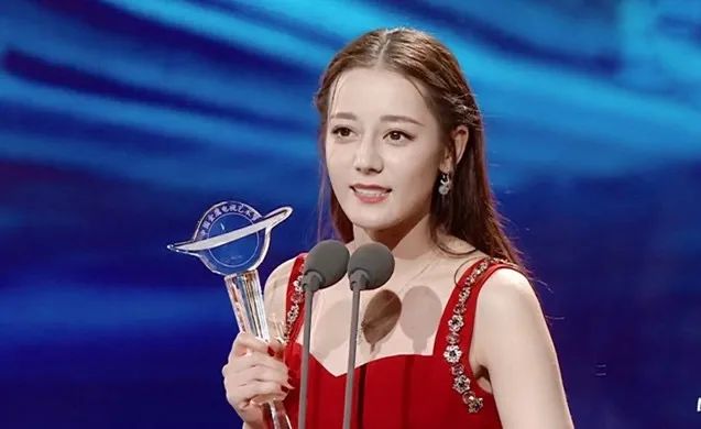 他是饭圈黑粉第一人，专骂鹿晗热巴肖战，这次